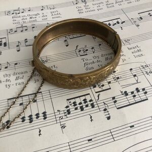 Vtg Gold Tone Etched Bracelet with Safety Chain